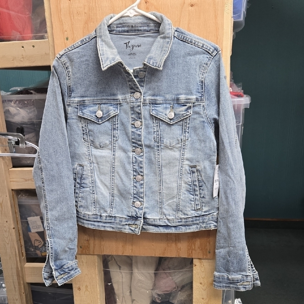 Thyme Maternity Size M Light Wash Cropped Button Down Jean Jacket